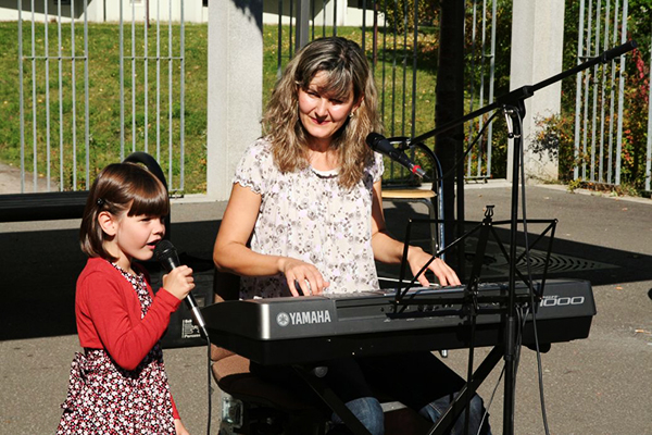 zornitsa purdel spielt auf keyboard, mädchen singt