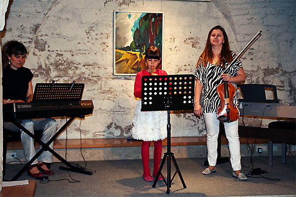 zornitsa purdel spielt auf keyboard, mädchen spielen flöte und geige